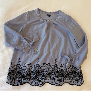 Talbots Woman Popover Blouse in Blue and White w/ Navy Floral Embroidery Size X